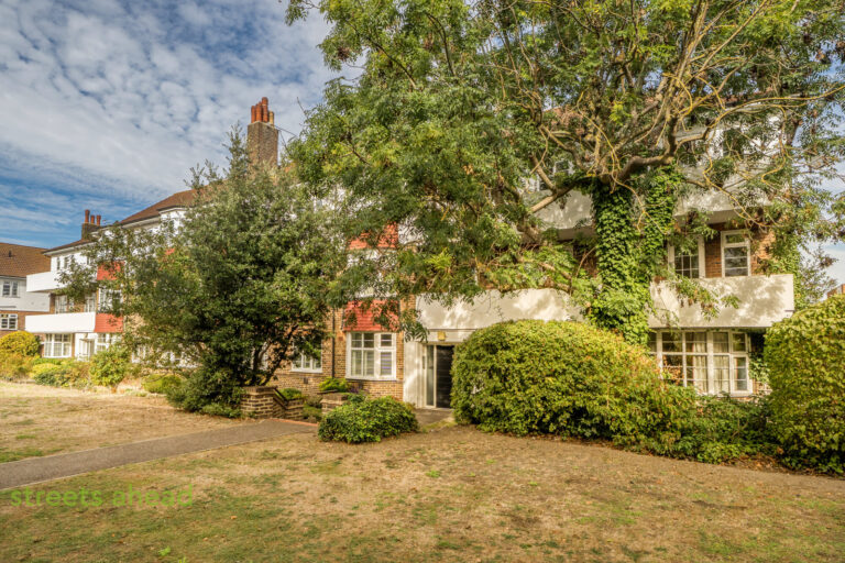 addsah_add140860_l_img_01-v2.jpg Addiscombe Road, Croydon, photo 2