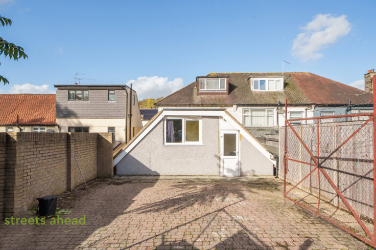 cousah_cou260161_img_14.jpg Chipstead Valley Road, Coulsdon, CR5, photo 15