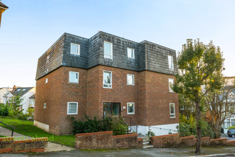 High View Road, London, photo 1