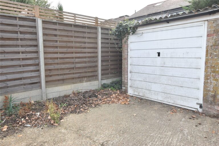 pursah_pur260184_l_img_12.jpg Epsom Road, Epsom, Surrey, KT17, photo 13