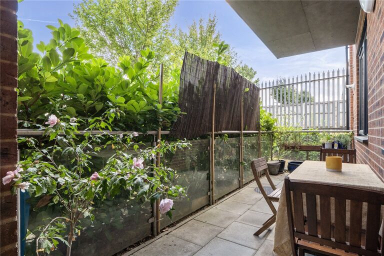 scrsah_scr260662_img_01.jpg Montacute Road, New Addington, Croydon, photo 2