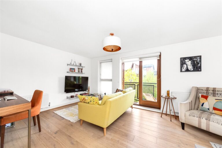 snwsah_snw220170_img_00.jpg Clarke Close, Croydon, photo 1