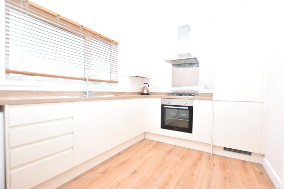 snwsah_snw250100_l_img_01.jpg Station Road, London, SE25, photo 2