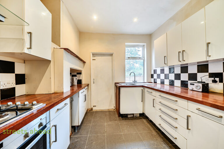 snwsah_snw260212_img_05.jpg Sunnycroft Road, London, SE25, photo 6